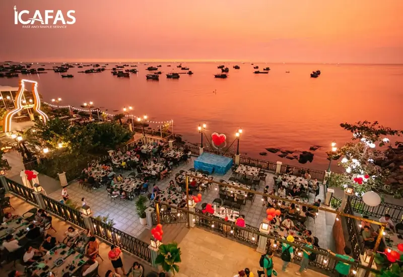 Du khách có thể vừa ăn uống vừa ngắm biển tại các hàng quán trong khu chợ VUI-Fest Bazaar 