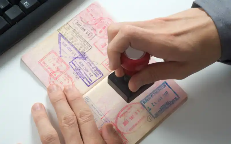 Bỏ đóng dấu mộc xuất/nhập cảnh lên passport Việt Nam