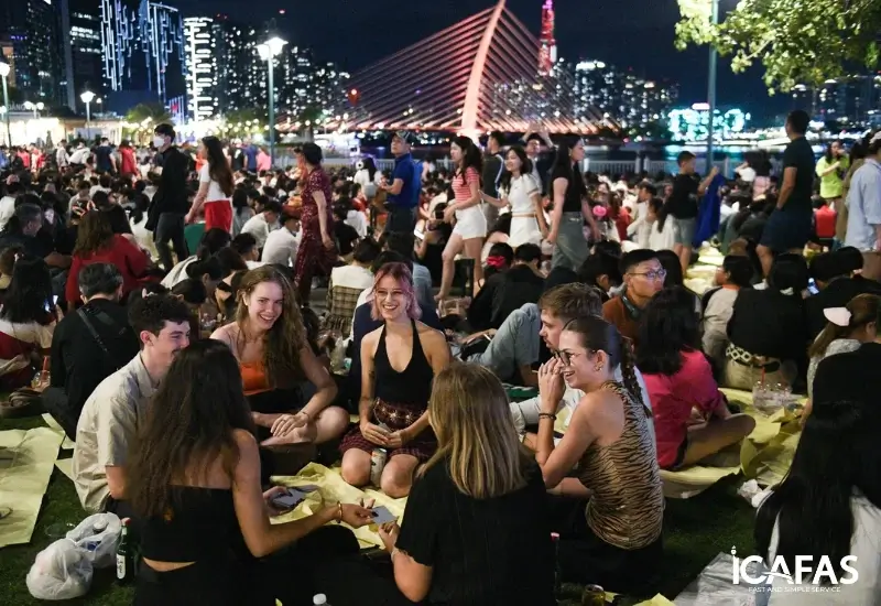 Nhóm du khách tụ tập tại công viên Bến Bạch Đằng tối ngày 31/12/2024, đợi ngắm pháo hoa