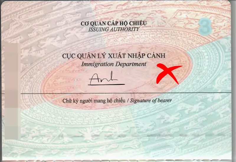Vị trí ký tên sai trên hộ chiếu Việt Nam
