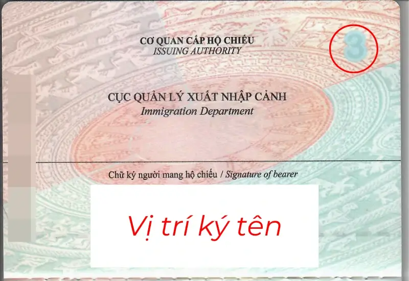 Chữ ký nằm tại trang số 3, trong ô quy định dành cho chữ ký của người mang hộ chiếu